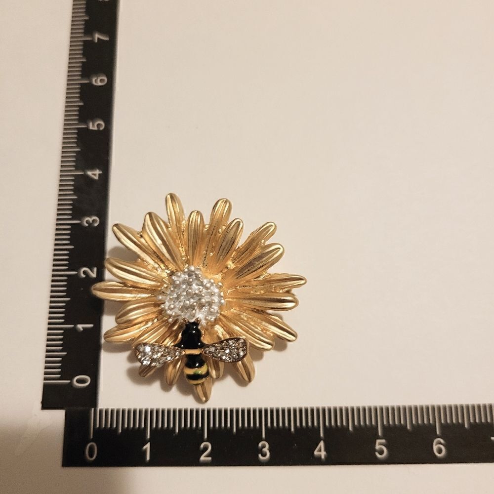 Brand New Flower With Bee Rhinestone Brooch Pin - Picture 6 of 6